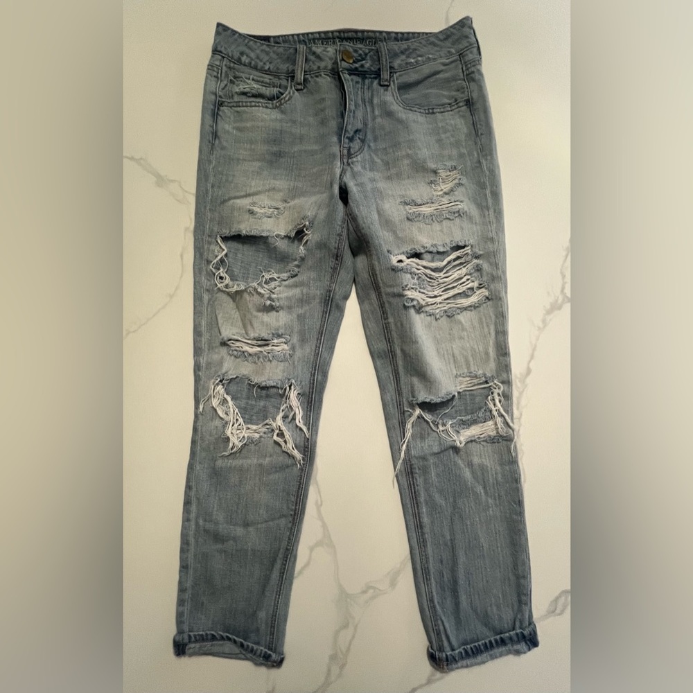 AEO TOMBOY DISTRESSED WOMAN  JEANS SIZE 4